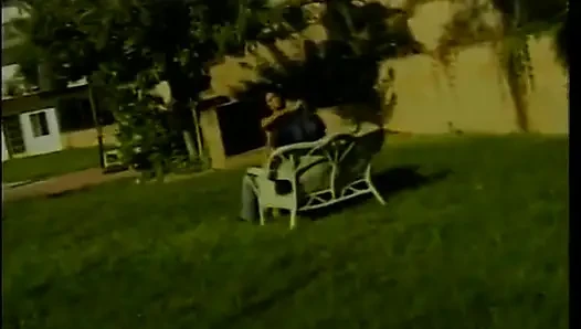Massiver schwanz hämmert östliche schönheit im doggystyle