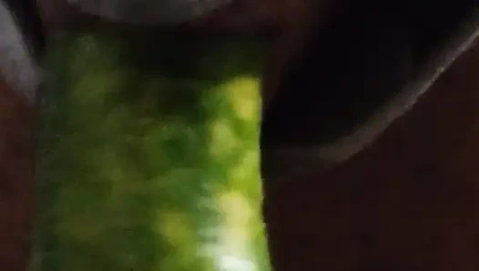 Грудастая сучка играет с собой и трахает себя огурцом