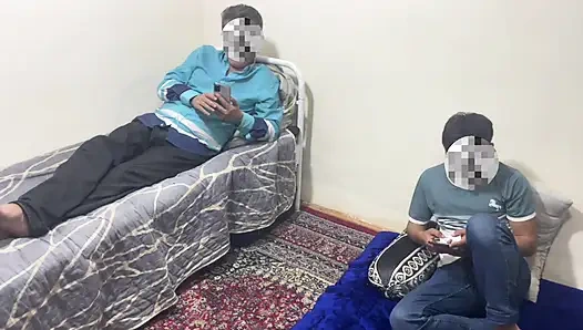 Suami selingkuh meniduri istrinya dengan pria muda