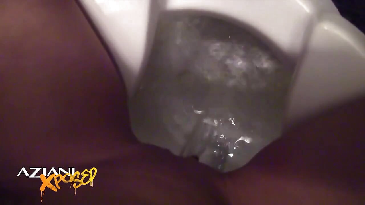 Bathroom break with pornstar Madison