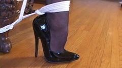 Бондаж с сексуальными чулками и высокими каблуками (черные 6-дюймовые туфли)