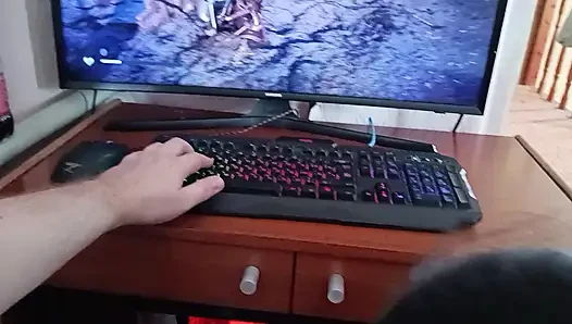 Koreanerin lutscht den schwanz eines strebers, während er auf dem computer spielt