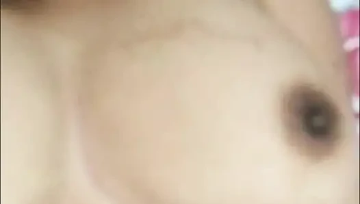 Hintli göğüslere bastırıyor ve amını parmaklıyor