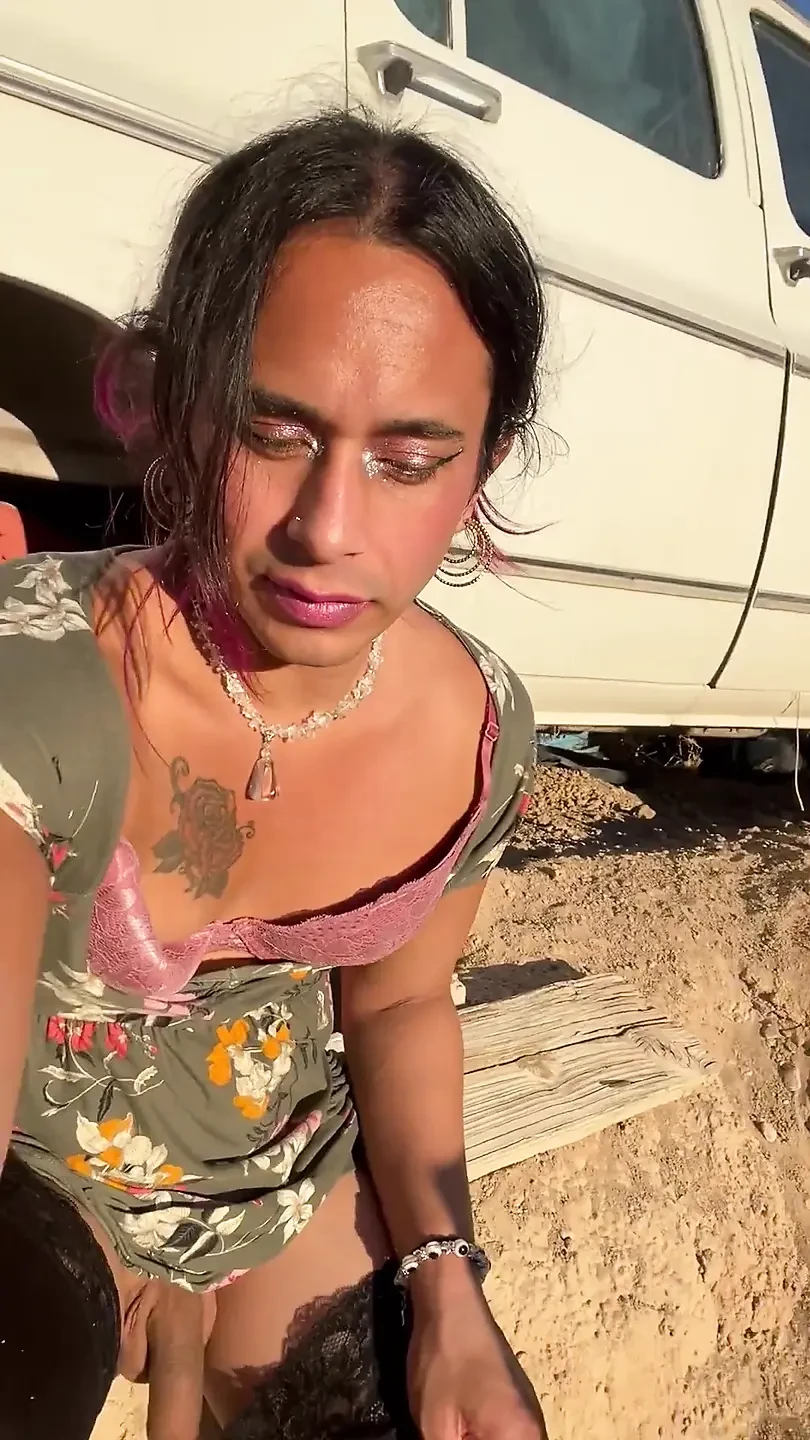 A kiéhezett ribanc sundressben kiveri és elélvez a kertben