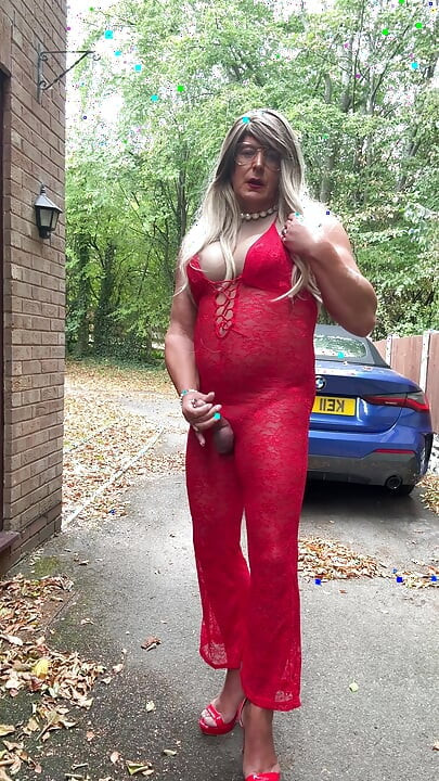Seksi transvestit kellycd2022 u seksi crvenom kombinezonu i štiklama