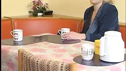 Зрелой блондинке-шлюшке вспахали киску