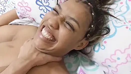 Aku ngentot saudara tiriku yang baru tiba dari Amerika Serikat dan toketnya dientot lolipop