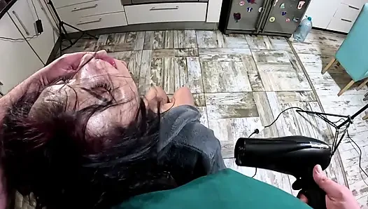 Bornoz orta yaşlı seksi kadın saç kurutma ve fırçalama sakso ve saçıma boşalma