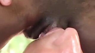 Sletterige roodharige die grote Afrikaanse clitoris likt, lekker