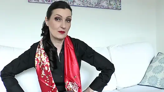 Красный атлас и возбужденное сосение члена и мастурбация в ткани у мачехи, леди Виктории Валенте