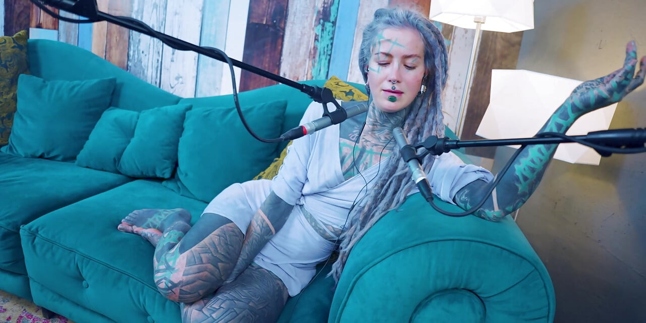 Aku lagi ngomongin tentang p - passion - asmr podcast sfw lagi ngobrol sama model bertato rambut gimbal gotik