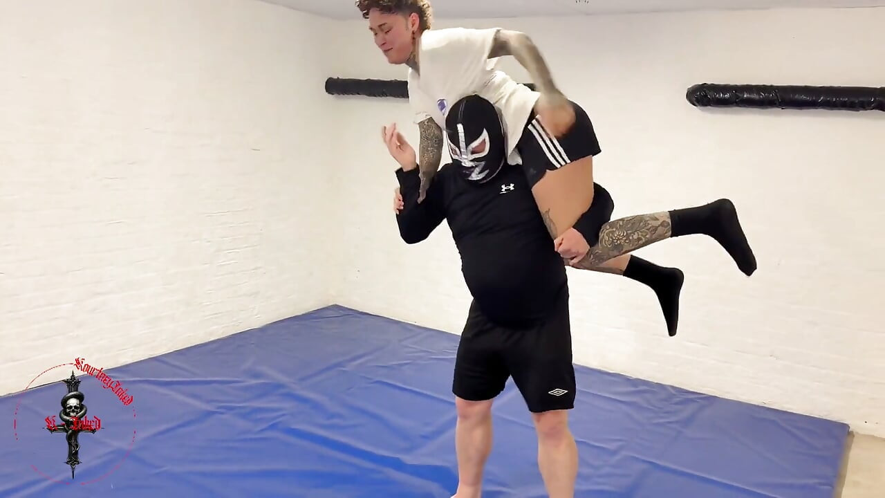 Kourtneyinked Vs 가면을 쓴 라이더 - 복종 레슬링 대결