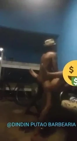 DINDIN BARBEIRO X CLIENTE PUTA