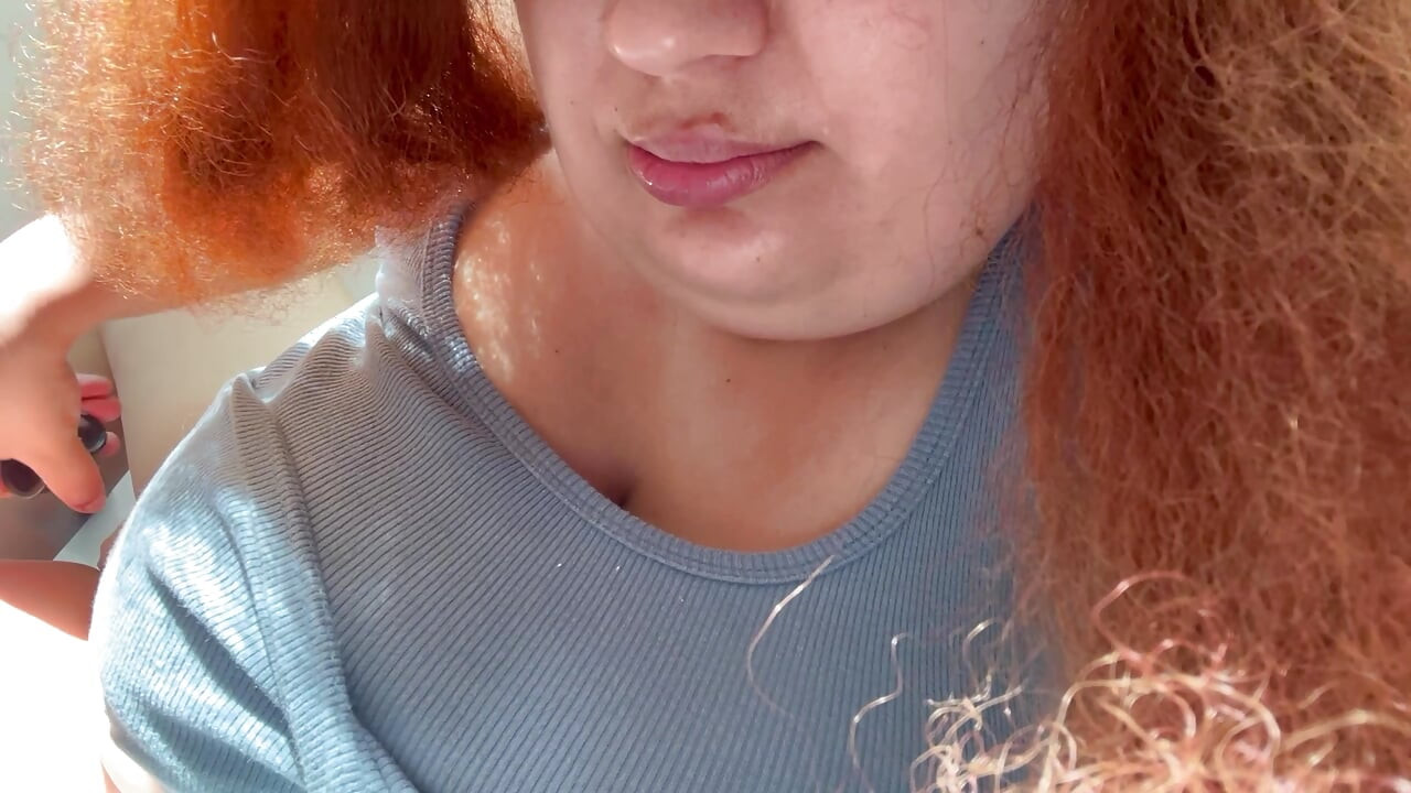 火紅髮大奶美女炫耀她完美的身材