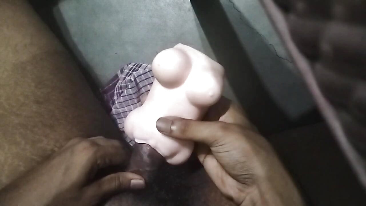 Boneka seks waria lagi asik muasin memeknya pakai mainan seks