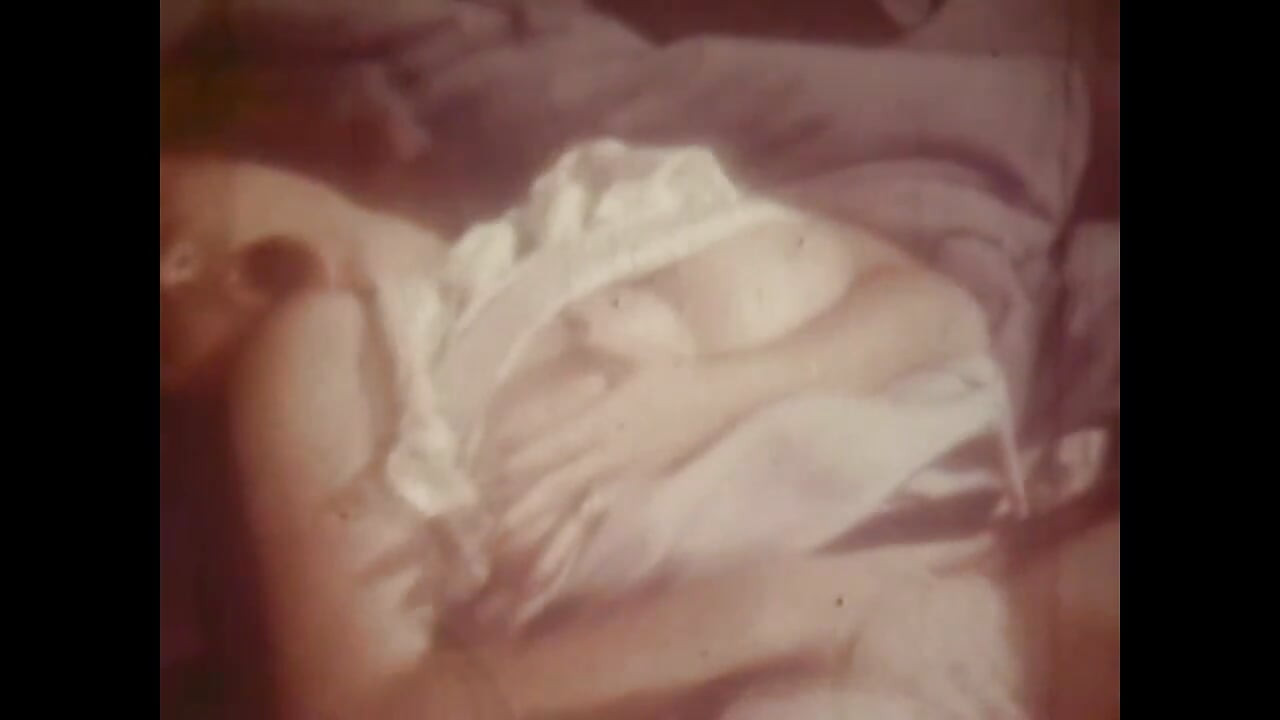 Εκπληκτικό vintage σόλο σεξ για ένα καυτό μωρό με τεράστια βυζιά που δαχτυλώνει το τριχωτό μουνί της