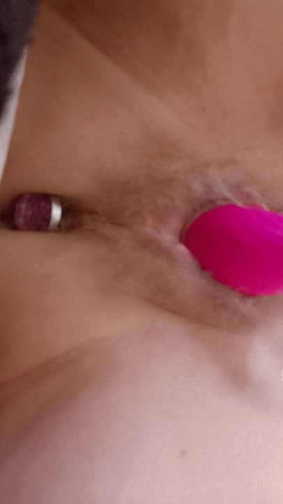 Passei o dia no trabalho com meus dois buracos recheados e fodendo, parecia tão bom que só precisava do rosa controlado por estranhos