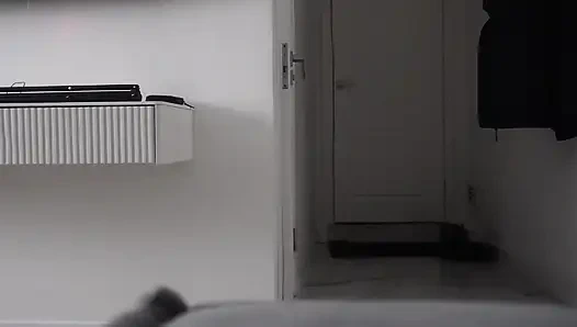 Saya memperhatikan pacar saya di kamar mandi dan tidak bisa menahan diri untuk ejakulasi di dalamnya