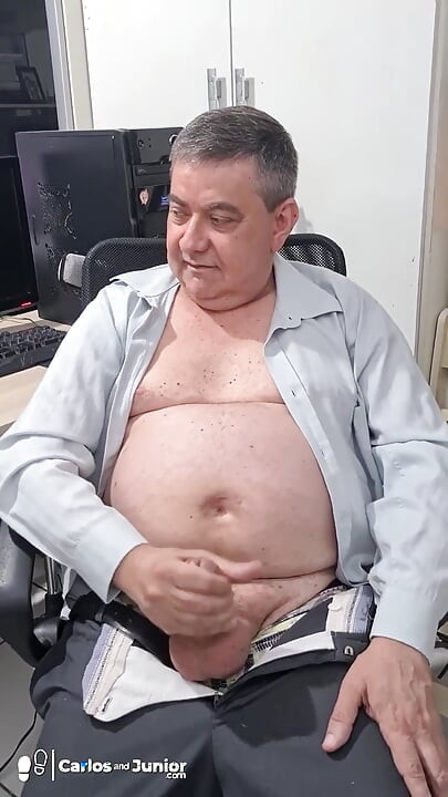 İş yerinde boşalıyor
