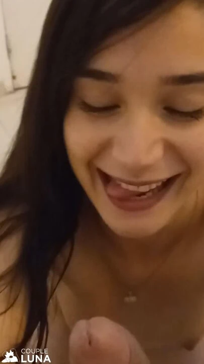 Ragazza magra dà il culo al suo ragazzo