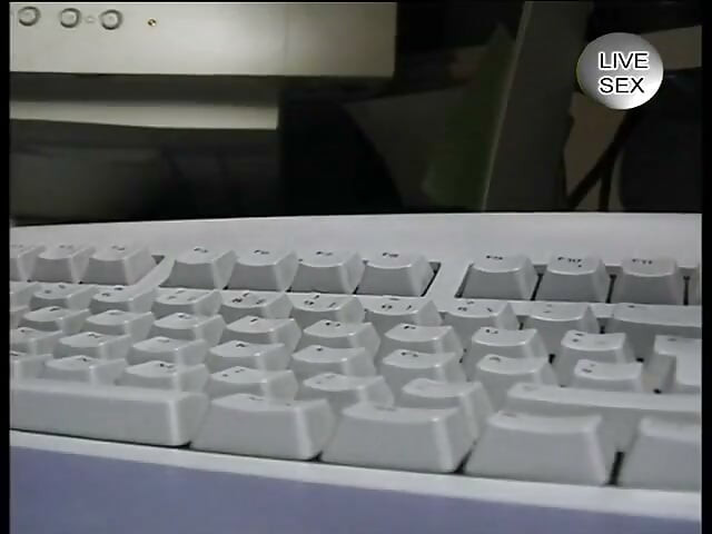 Asyalı kız amcığını tıraş ediyor ve güzel bir dildoyla dolduruyor