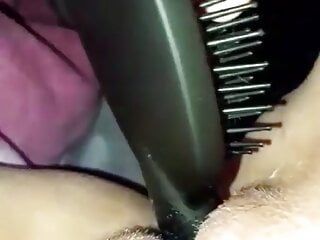 Hornyhannah tomando el cepillo de pelo de su hermanastra en su interior