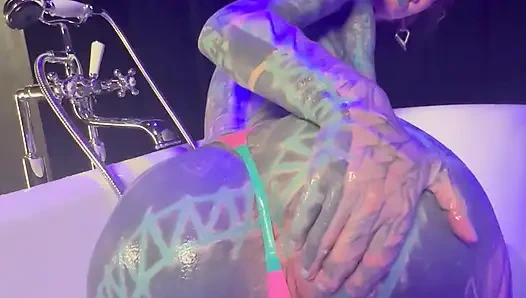 Ласки в латексе в ванной + раздевается соло