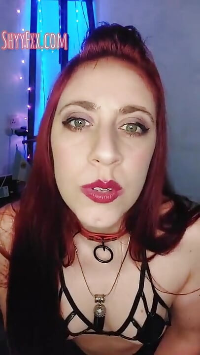 De vriend van je vriend verleidt je om te dansen in de nachtclub! Joi