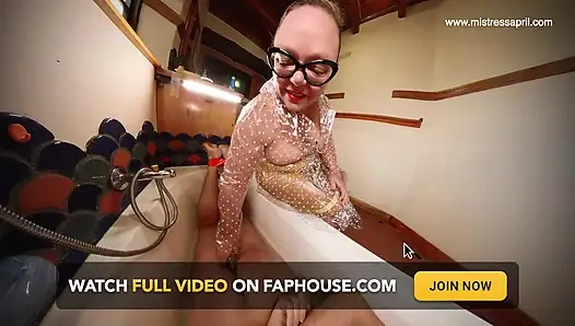 Dominatrix Mistress April - a slave bath