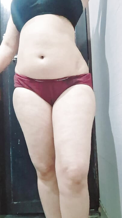 Quente indiana Maa pega na câmera enquanto toma banho