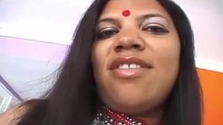 Desi-Schlampe mit riesigen Titten, Blowjob und Tittenfick