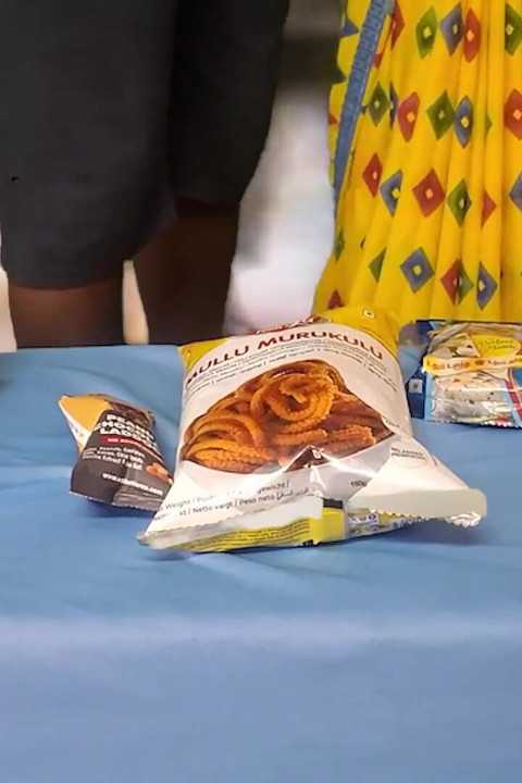 A bolt tulajdonosa megbassza a tamil nőket