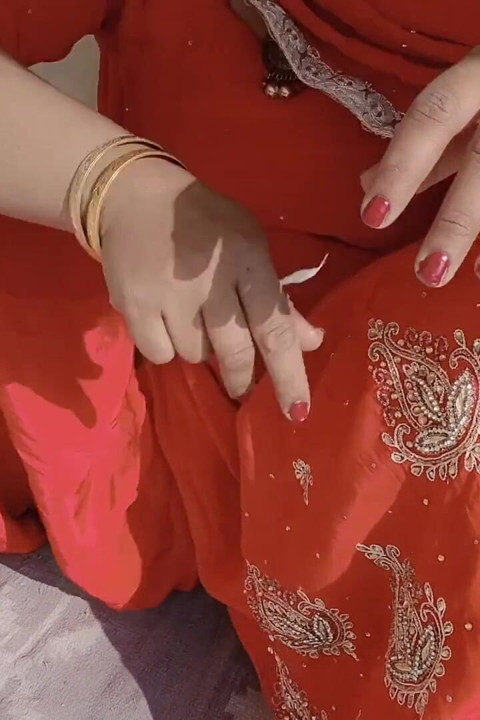 旁遮普嫂子在屋頂上塗指甲