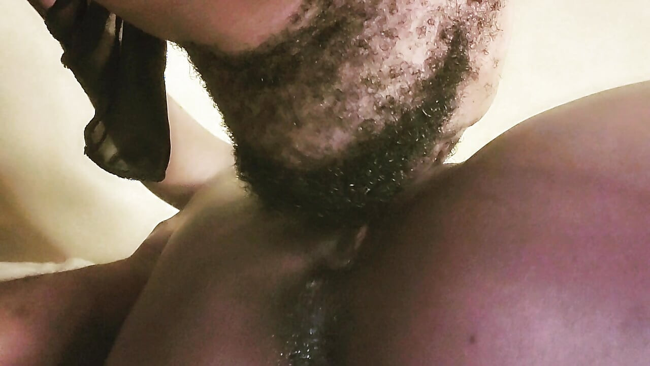 CLOSEUP CLIT SUCKING AND LICKING WITH SHAKING ORGASM