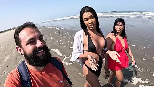 Baianinha trans plajda çifti sikiyor