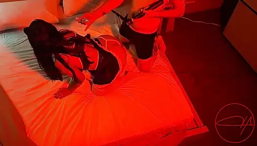 Инфлюенсер дебютирует с одарённой девушкой, без презерватива и покрытой маслом, пока не эякулирует внутри неё