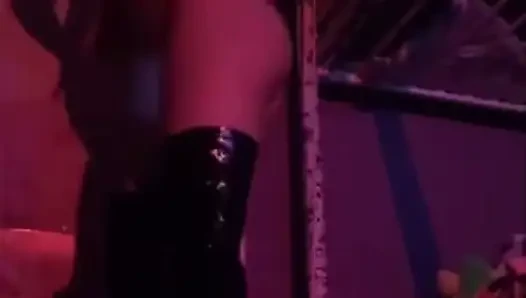 Cewek mungil dengan masked bunny domme bikin kamu jilat sepatu botnya setelah pakai sepatu hak tinggi