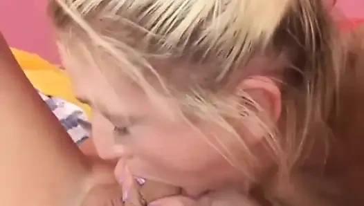 Блондинка с большими сиськами трахает киску, лижет киску в позе 69 в спальне