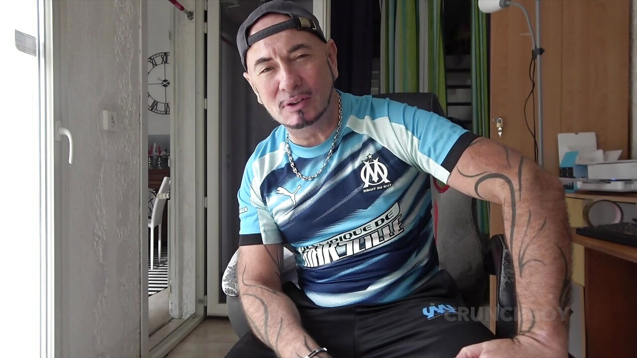 若いゲイの男が、2人のストレートの友達に精液を吸い込んでいる