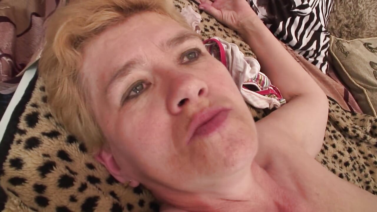 淫荡奶奶的阴户被舔和性交