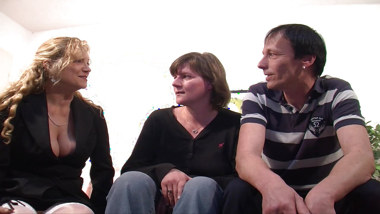 स्टॉकिंग पहनी बड़े स्तन वाली जर्मन कमीनी कामुक शौकिया जोड़े को चोदती है