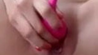 Kolumbianerin masturbiert enge Muschi