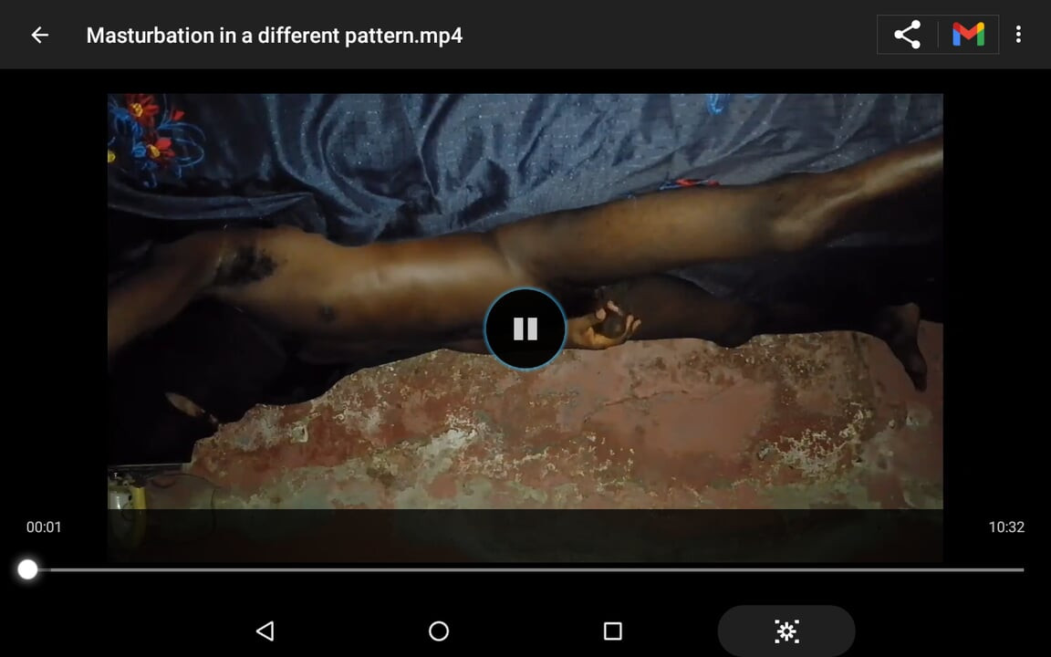 Masturbasi dengan pola yang berbeda di ruangan pedesaan yang sama