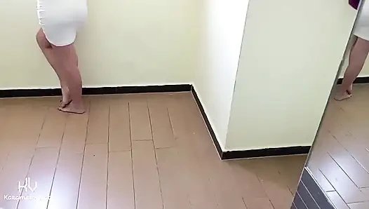 Mein mann genießt es, mit meiner haarigen muschi zu spielen und seine finger in mein arschloch zu legen