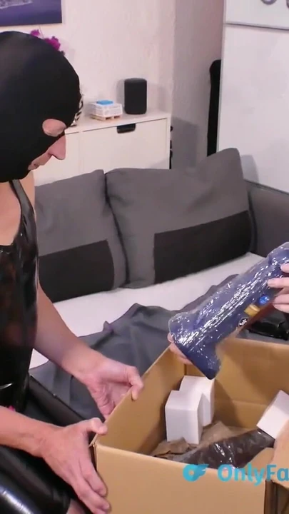 Episch moment uit "Unboxing mijn nieuwe voorbinddildo en siliconen dildo's"