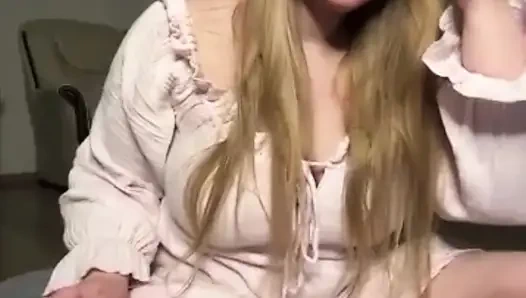 Jucielussie bermain dengan subur ke dalam memek