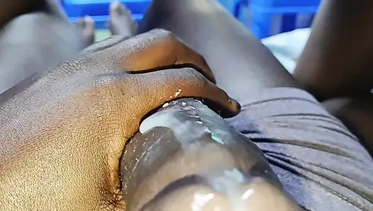 Meine ebenholz-stiefschwester reitet meinen schwanz, bis ich komme, sie hat enge, nasse, sahnige muschi