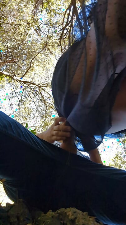 Amateur couple improvises a sudden fuck in the woods