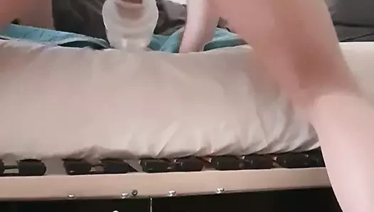 Bronz külotlu çoraplı oyuncakla sikişiyor