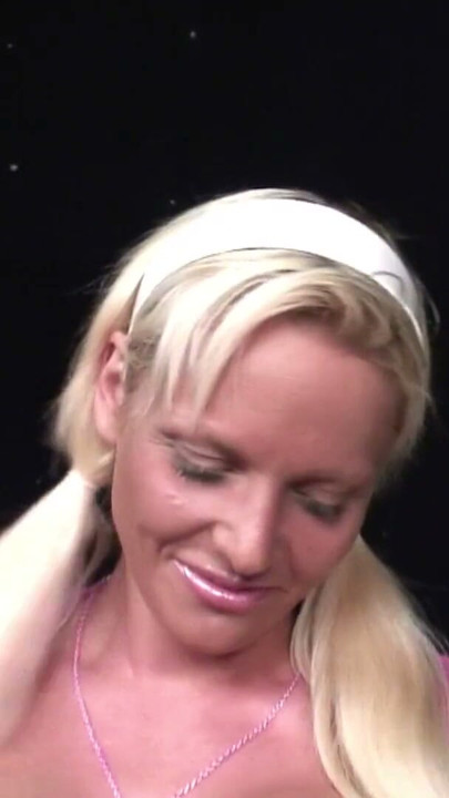 Store patter store røv super hot blond Jordan Pryce suger og knepper to store pik fyre i en threesome-sexfest | Klip 1